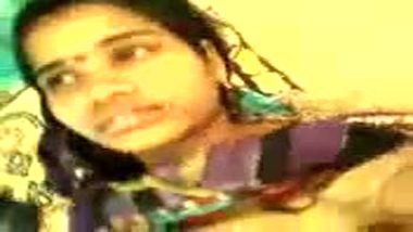 Boobpreshindi - Desi Village Married Saree Bhabhi Body Massage And Boob Pres